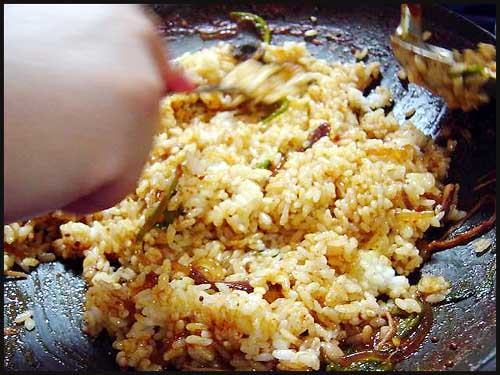 주인이 바빠서 비벼주지 않아 우리가 비볐어도 맛만 있데요. 꼭 밥을 먹어야 하니 원... 